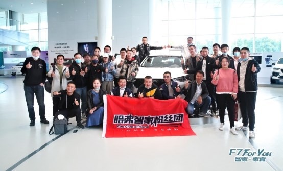 图片包含 室内, 人, 飞机场, 桌子 描述已自动生成